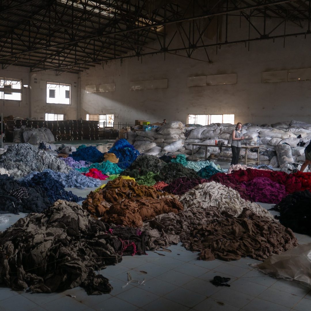 francois-le-nguyen-pouTfHUG430-unsplash fast fashion