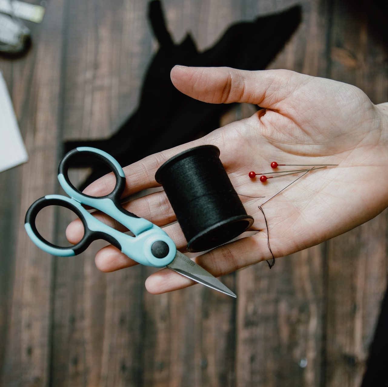 kelly-sikkema-2k_3X5bU2SU-unsplash fast fashion