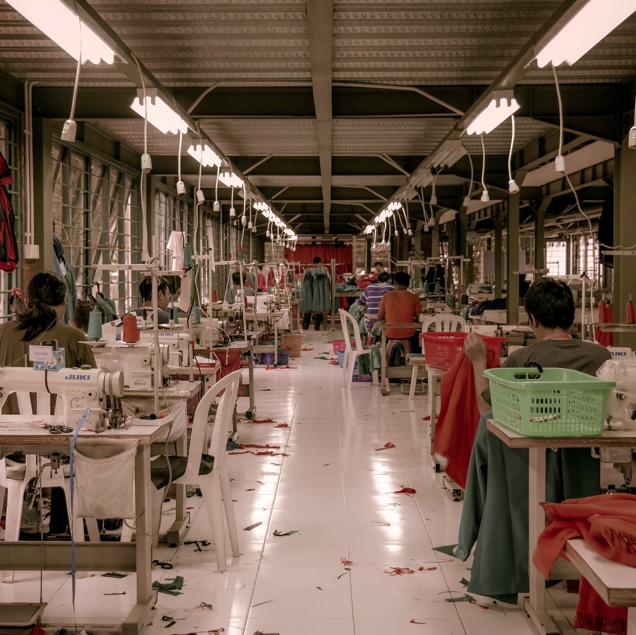 rio-lecatompessy-cfDURuQKABk-unsplash fast fashion